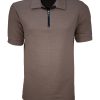 Ανδρική κοντομάνικη μπλούζα polo με ανάγλυφη ύφανση και κλείσιμο με φερμουάρ.